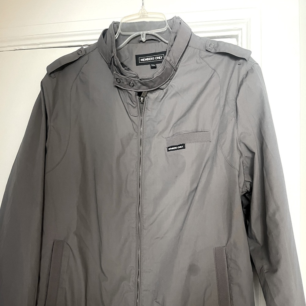Men’s Members Only gray zip up bomber jacket size L.